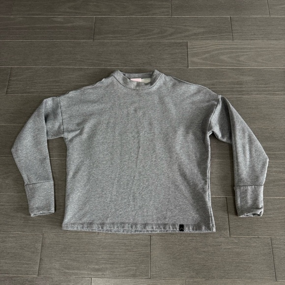 Varley Carbon Revive Cold Shoulder Sweatshirt in Light Heather Grey S Revolve - Picture 11 of 12
